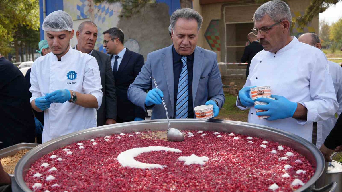 İnönü Üniversitesi'nde aşure ikramı birlik ve beraberlik için yapıldı