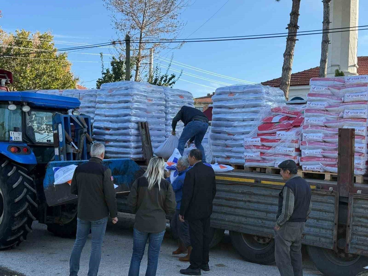 Bilecik Söğüt'te 51 çiftçiye 22 bin 500 kilo yem bitkisi tohumu dağıtıldı