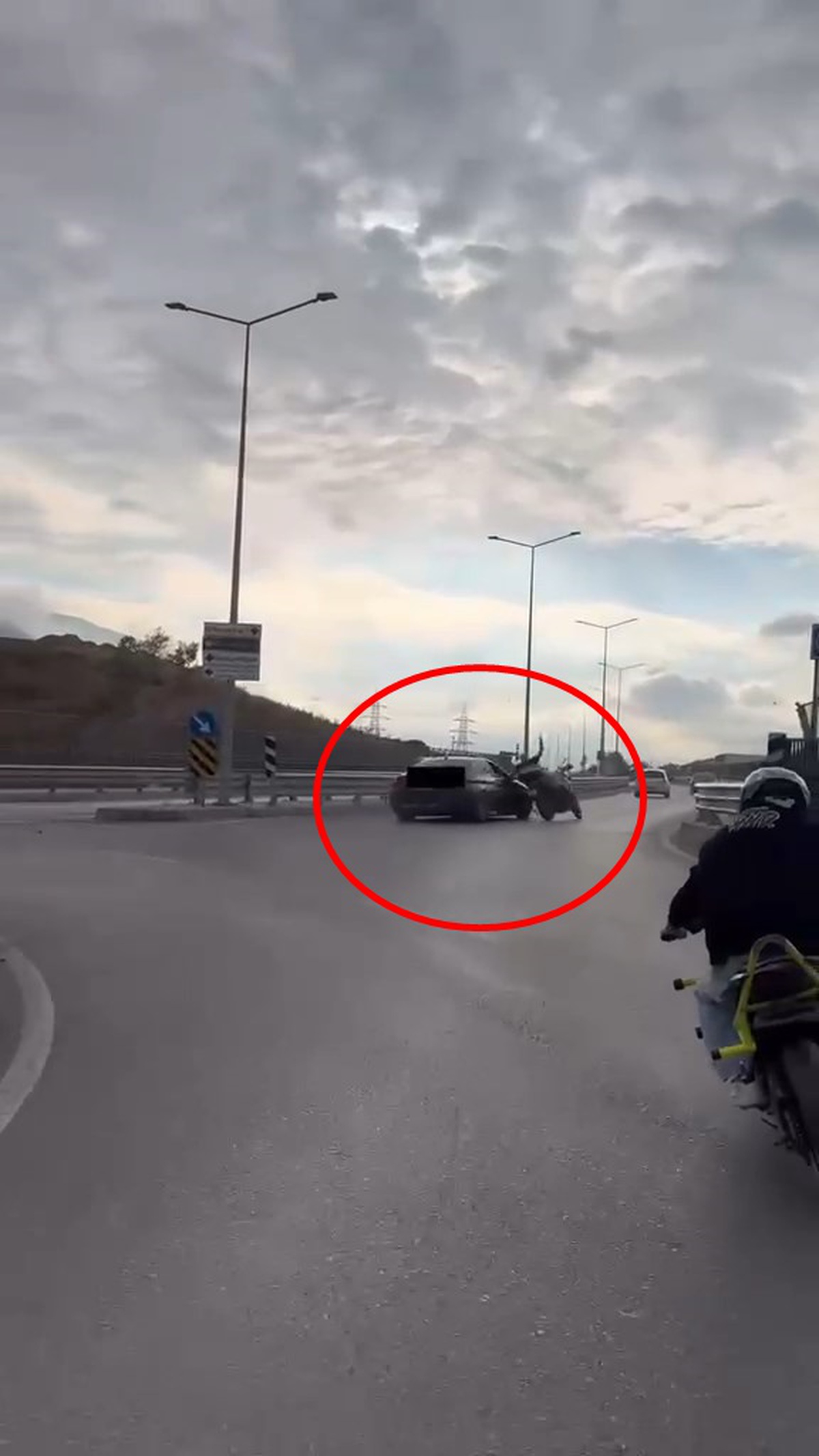 Bursa Yıldırım'da drift atan otomobil motosiklete çarptı, kaza kask kamerasına yansıdı