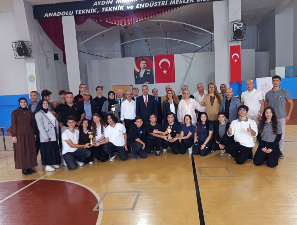Efeler'de çevre bilgi yarışmasına 9 okul katıldı, dereceye girenlere kupa verildi