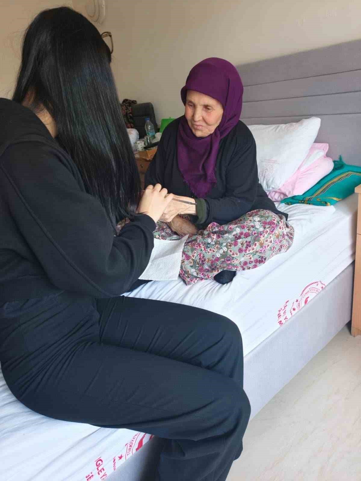 Bilecik Huzurevi sakinlerine lise öğrencilerinden güzellik ve bakım desteği verildi