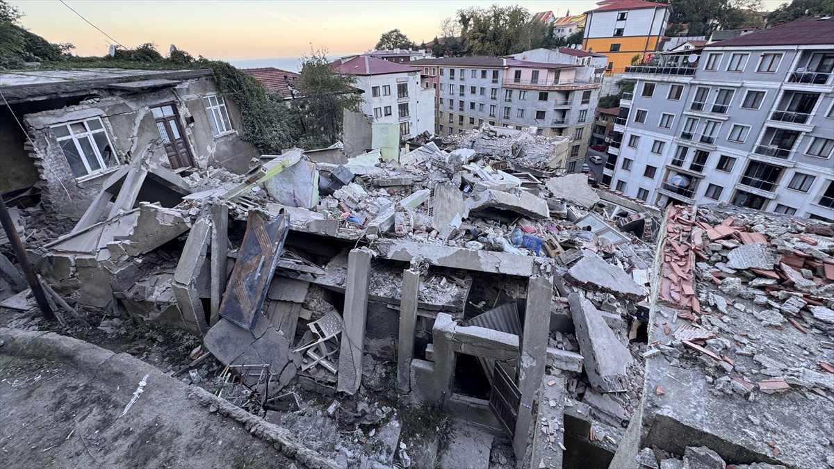 Zonguldak'ta çöken binada 1 kişi hayatını kaybetti, çevredeki 7 bina boşaltıldı