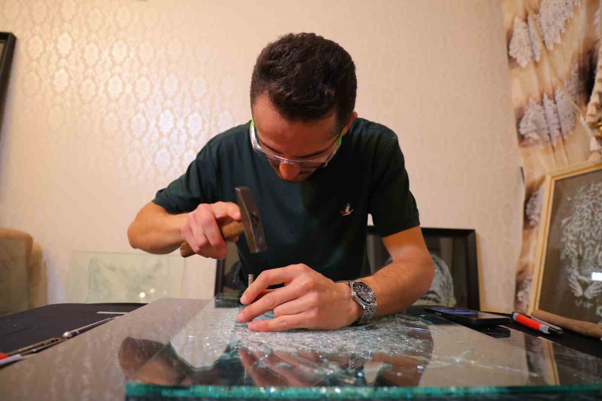 Hobi olarak başladı, camı çatlatarak sanat eserine dönüştürüyor