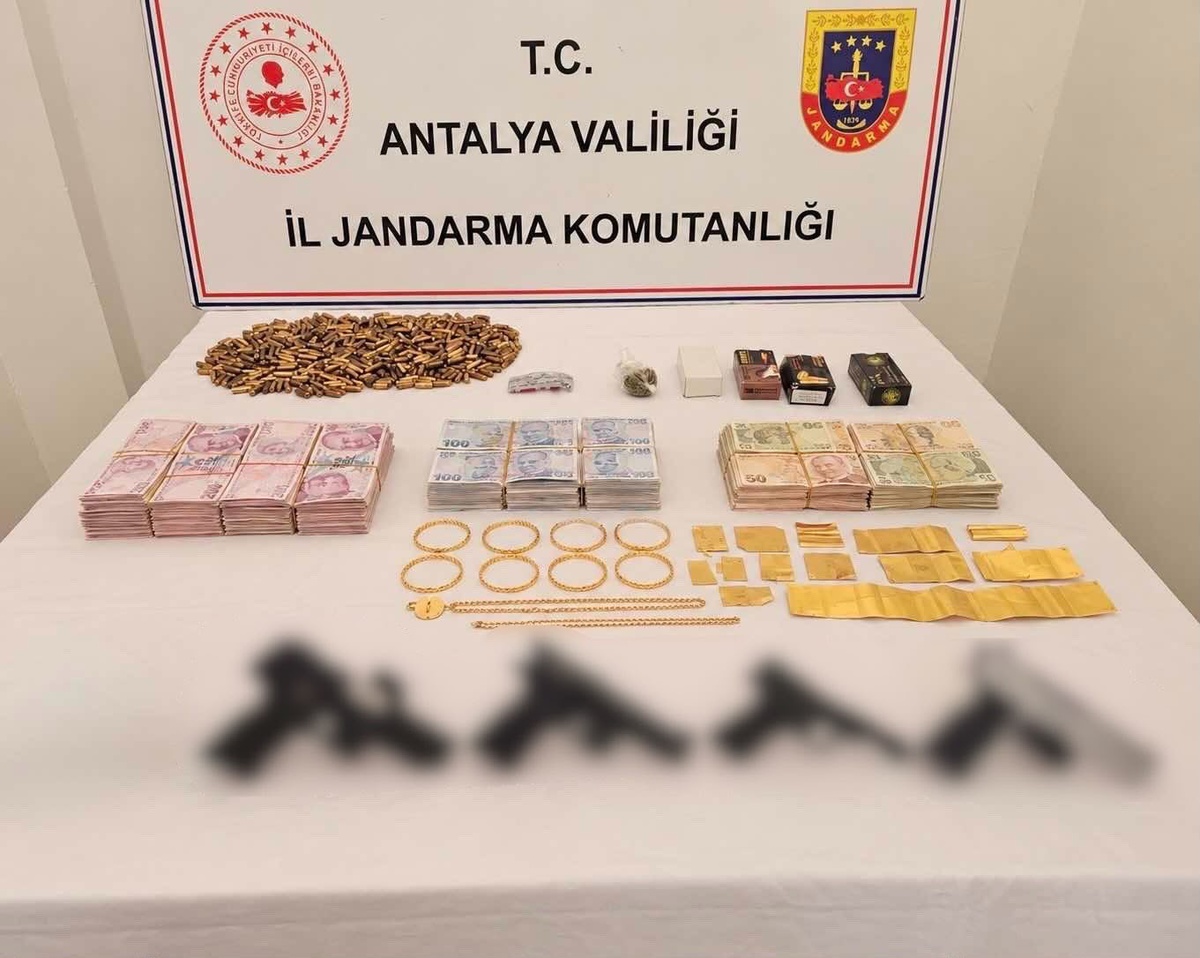 Antalya Kepez'de jandarma operasyonunda 4 ruhsatsız tabanca ele geçirildi