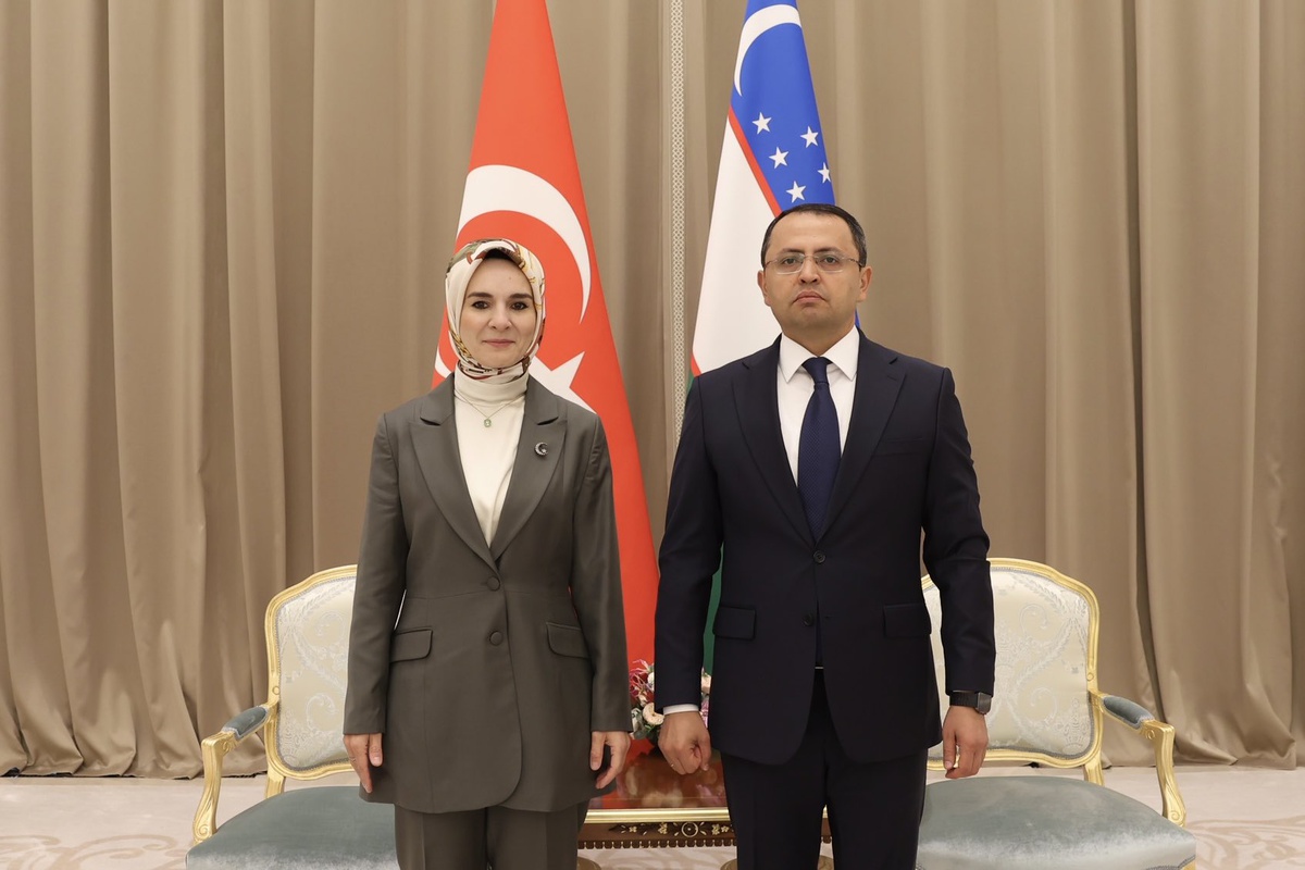 Bakan Göktaş, Semerkant'ta çocukları dijital etkiden korumayı Olloyorov ile görüştü