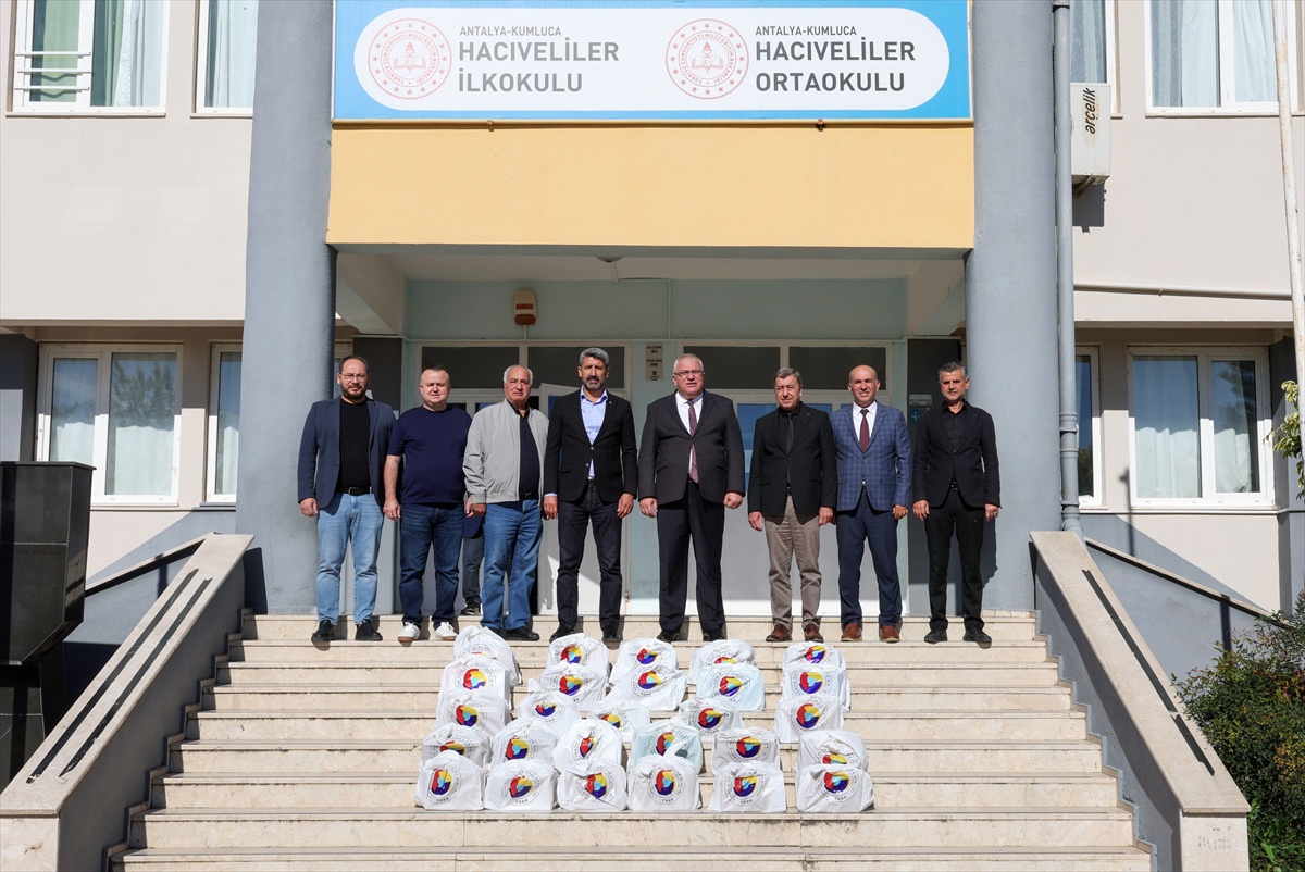 TOBB, Kumluca'da ilkokul ve ortaokulda 525 öğrenciye ayakkabı yardımı dağıttı