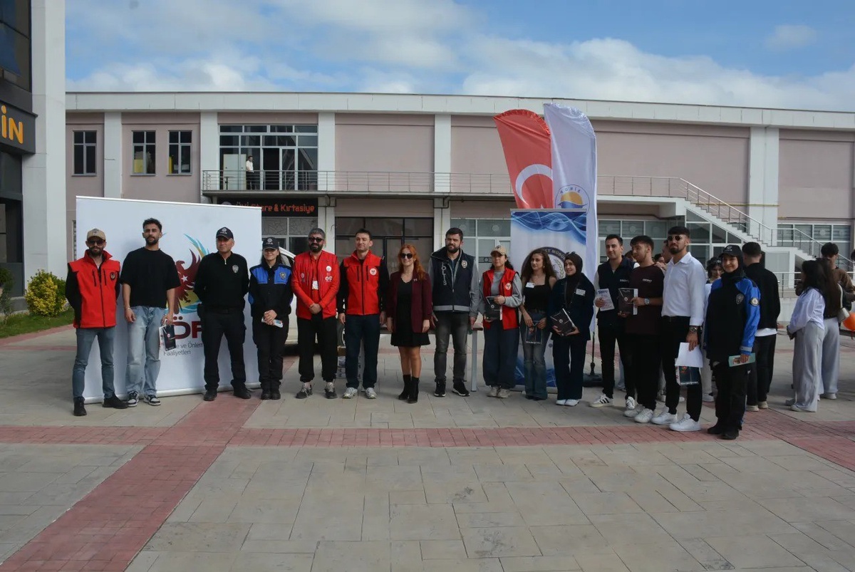 Sinop polisi üniversitelileri dolandırıcılık ve siber suçlara karşı bilgilendirdi