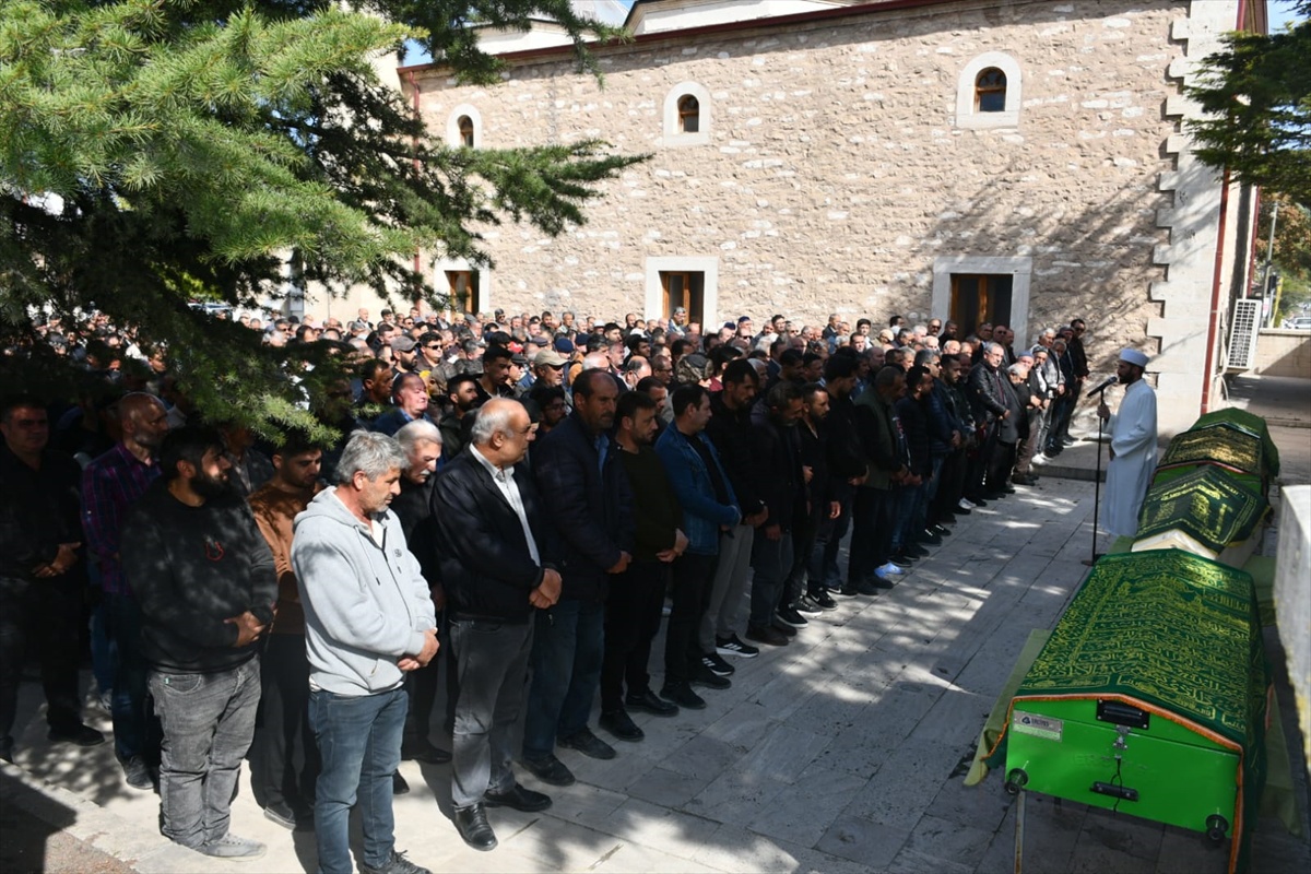 Afyonkarahisar Emirdağ'da kazada ölen 4 kişi Konya Çeltik'te defnedildi