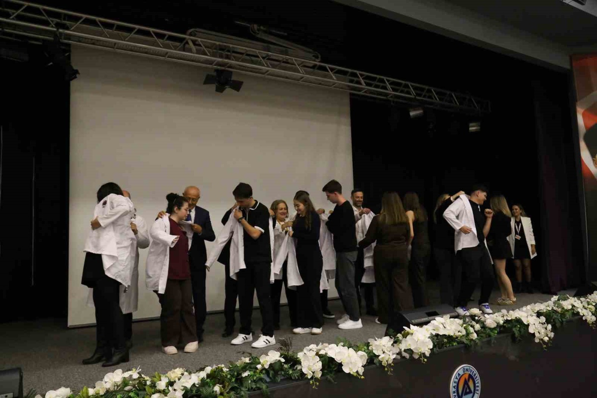 Avrasya Üniversitesi Sağlık Bilimleri Fakültesi öğrencileri beyaz önlük giydi