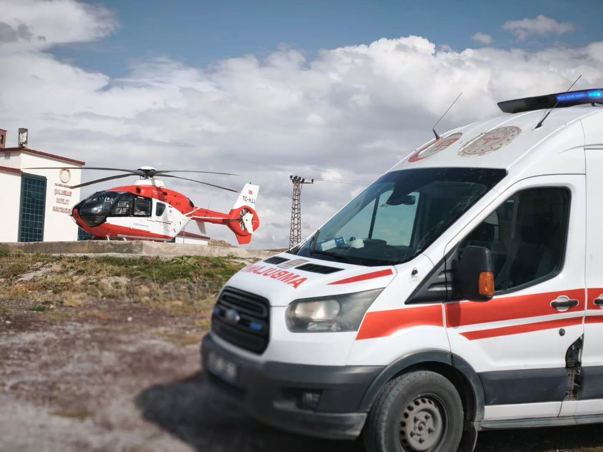 Sepsis tanılı 21 günlük bebek Çaldıran'dan helikopterle Van'a sevk edildi