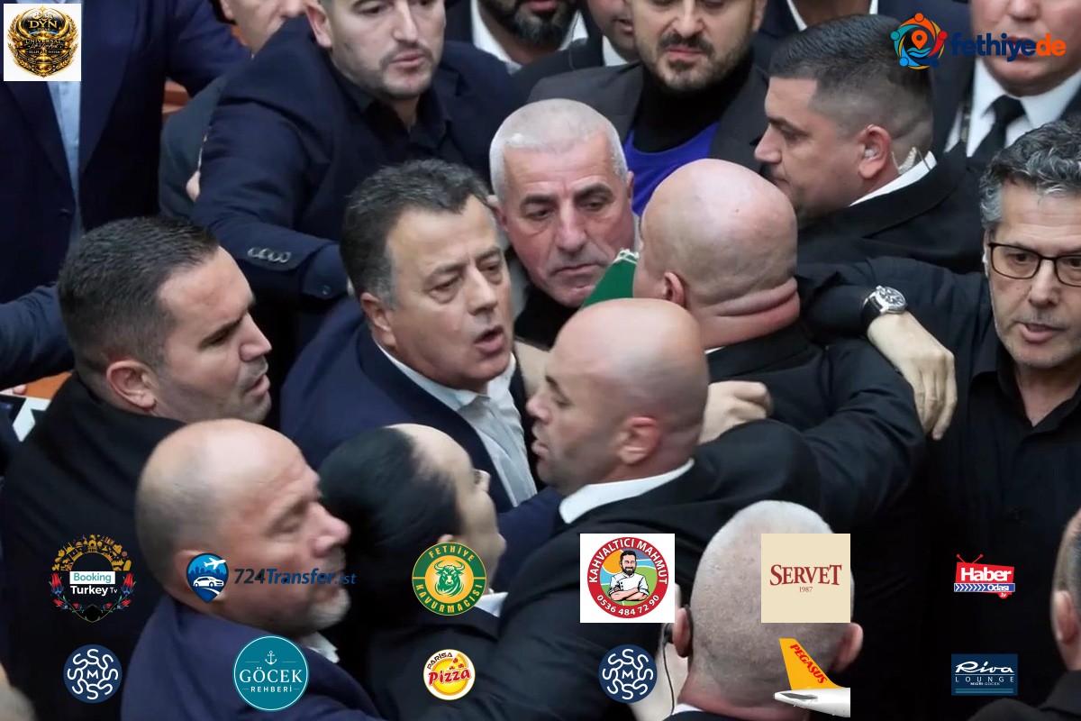 Arnavutluk Meclisi'nde öğrenci gösterilerinin gündeme alınması talebi arbedeye yol açtı