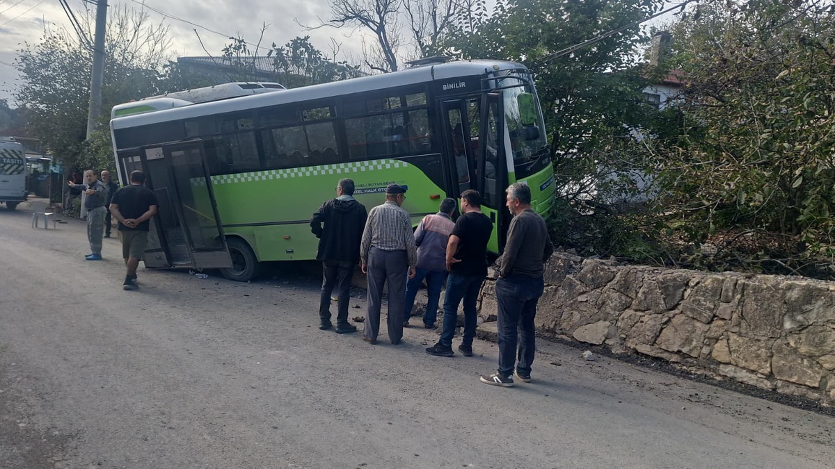 Kocaeli Gebze'de halk otobüsü duvara çarptı, 10 yolcu hafif yaralandı