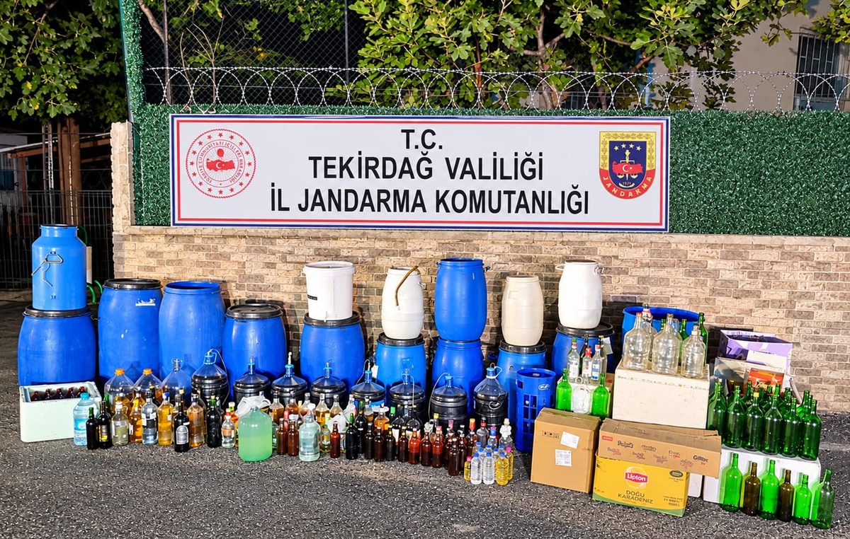Tekirdağ'da 73 yaşındaki adamın evinden 1 ton 120 litre sahte şarap çıktı