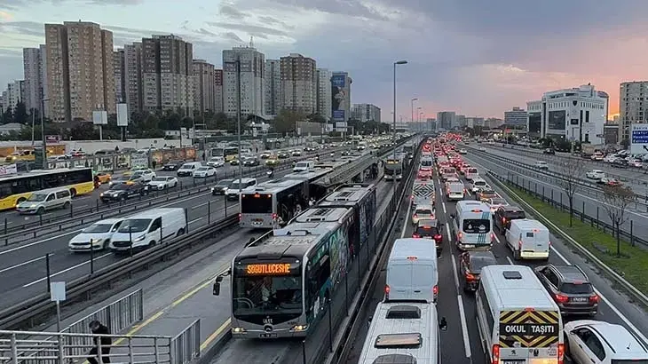 İstanbul'da harita kırmızıya döndü! Trafik yoğunluğu yüzde 83'e ulaştı
