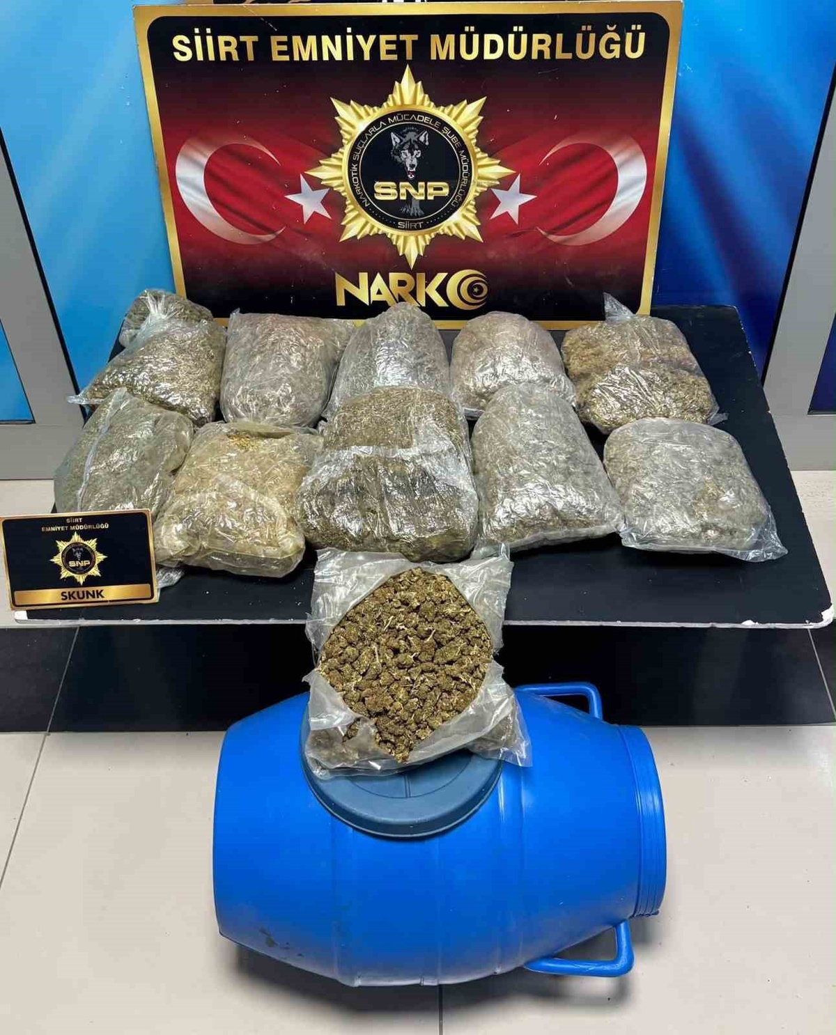 Siirt'te iki araçta 5 kilo 700 gram skunk ele geçirildi, 6 kişi gözaltına alındı