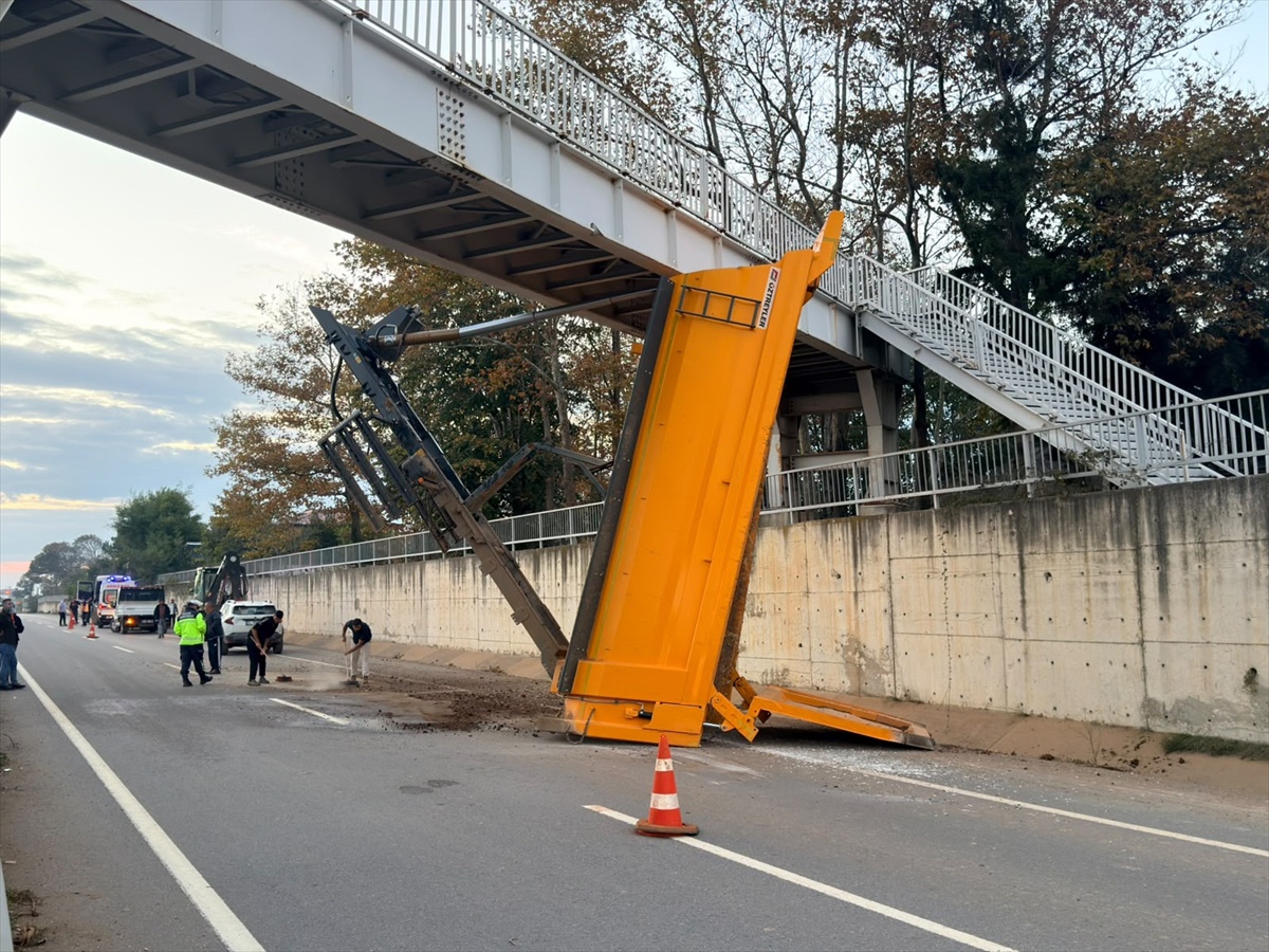 Sakarya Kocaali'de kamyonun açık damperi üst geçide çarptı, 2 kişi ağır yaralandı
