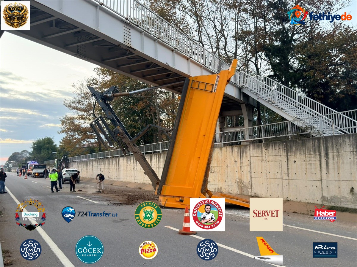 Sakarya Kocaali'de kamyonun açık damperi üst geçide çarptı, 2 kişi ağır yaralandı
