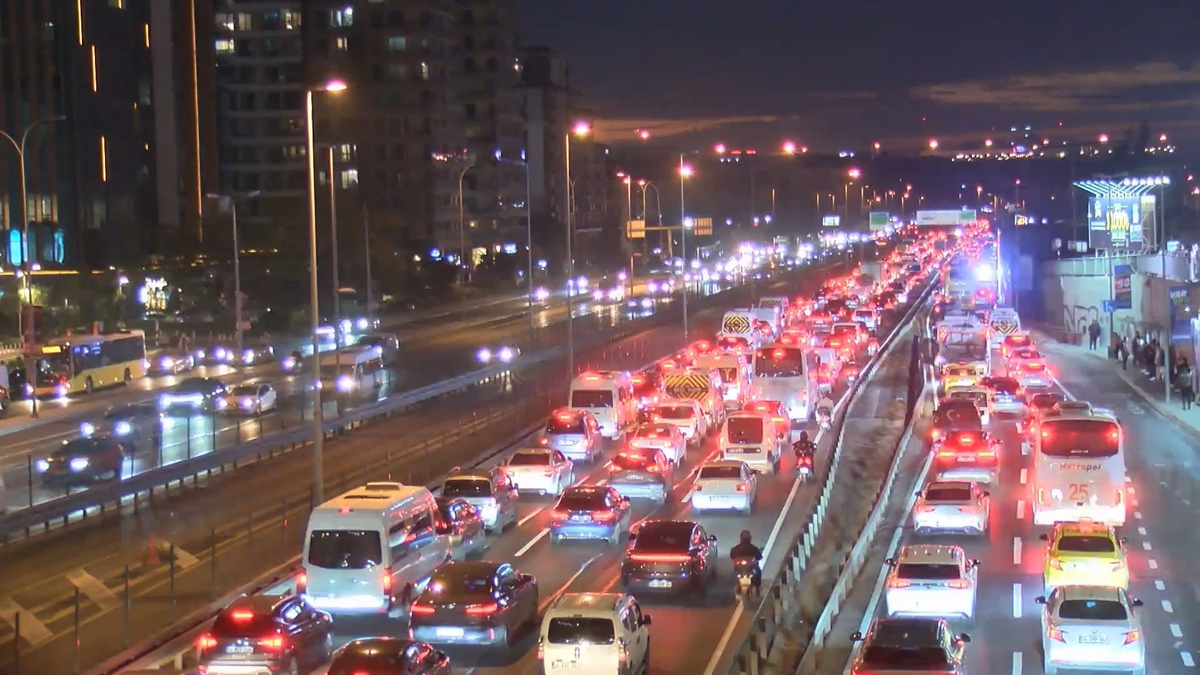 İstanbul'da akşam trafiği durma noktasına geldi, yoğunluk yüzde 87 oldu