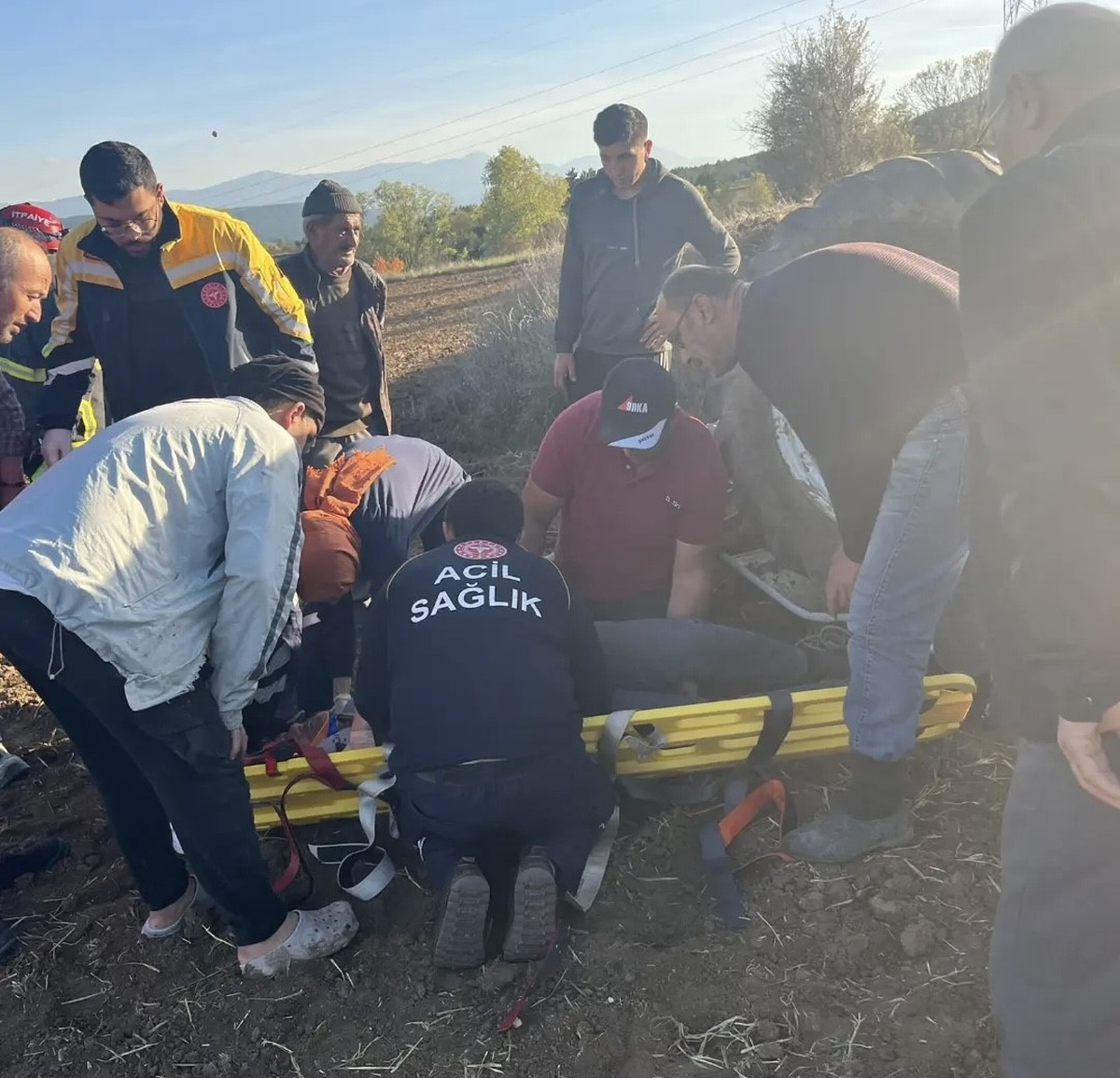Kastamonu Yukarı Elyakut'ta devrilen traktörün altında kalan sürücü yaralandı