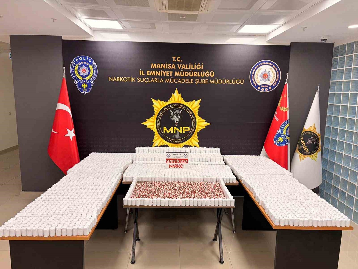 Manisa'da düzenlenen operasyonda araçta 225 bin 960 sentetik ecza hapı ele geçirildi