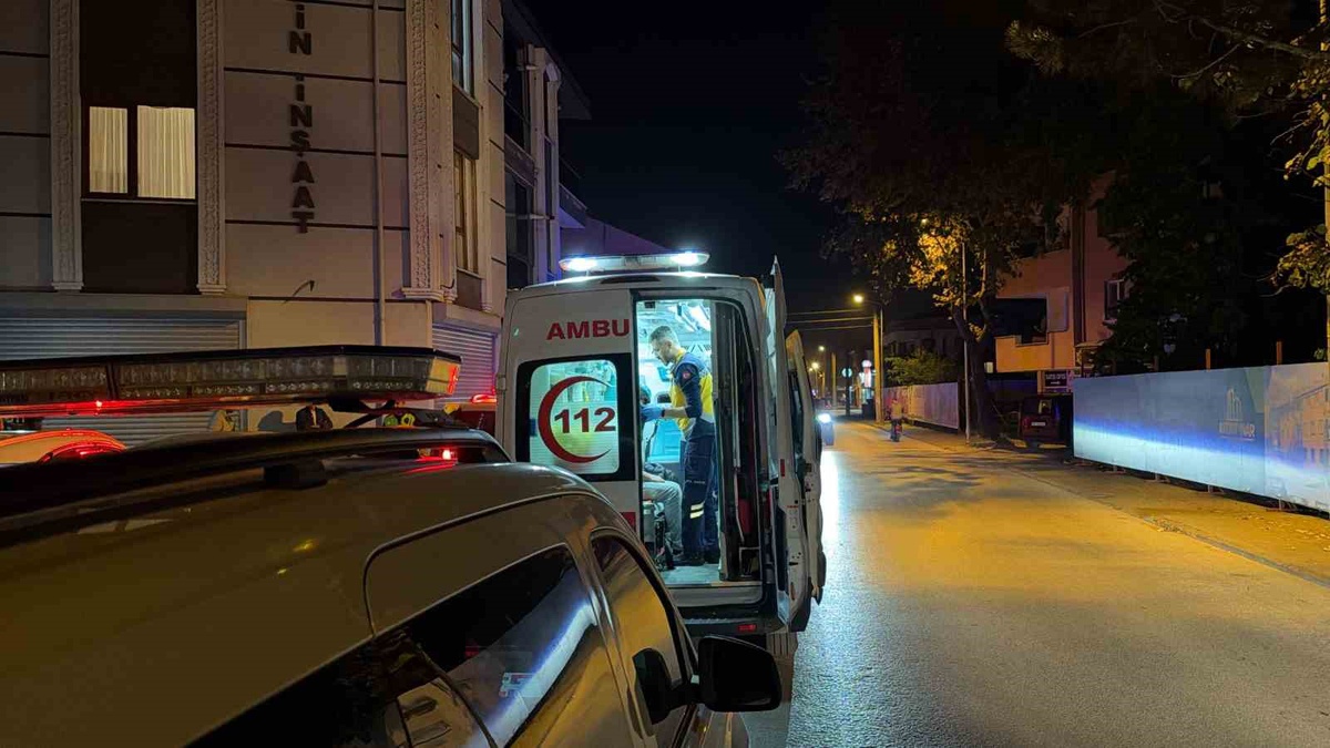 Düzce Aydınpınar Caddesi'nde kaldırıma çarpan motosiklet devrildi, 2 kişi yaralandı