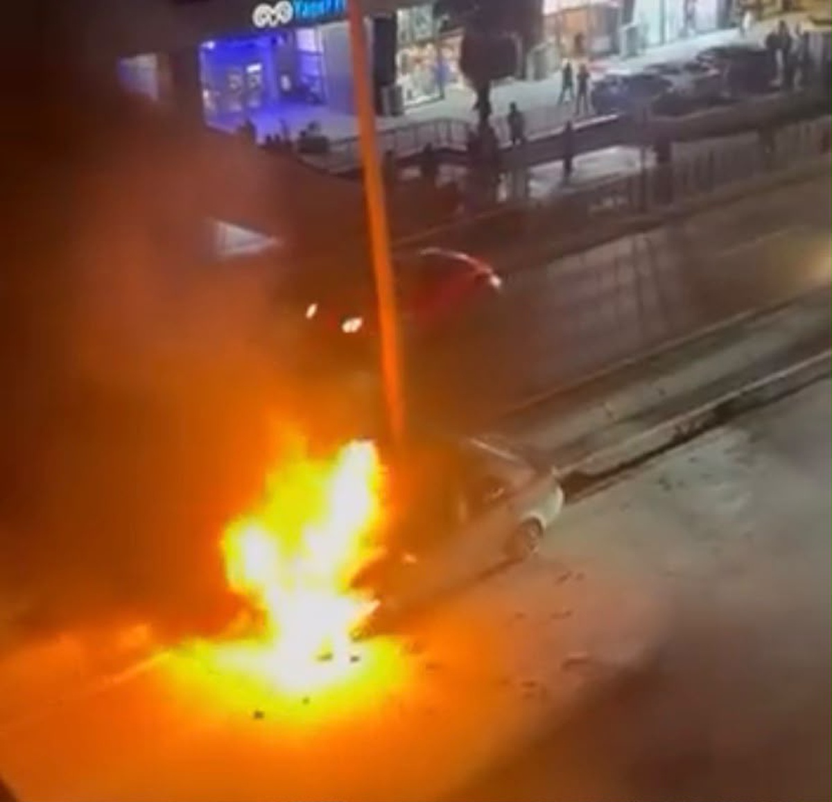 Esenyurt D-100'de seyir halindeki otomobil alev aldı, itfaiye yangını söndürdü