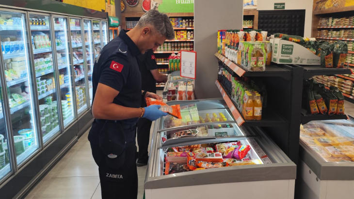 [BELEDIYE · Manisa · Kula] Kula’da market ve bakkallara sıkı denetim: Son kullanma tarihleri ve fiyat etiketleri incelendi