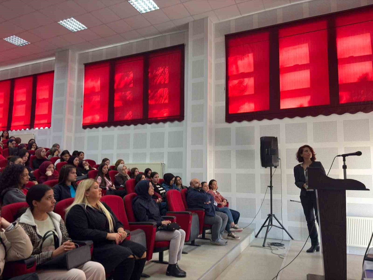 DPÜ Emet MYO'da öğrencilere güvenli ilişkiler eğitimi verildi
