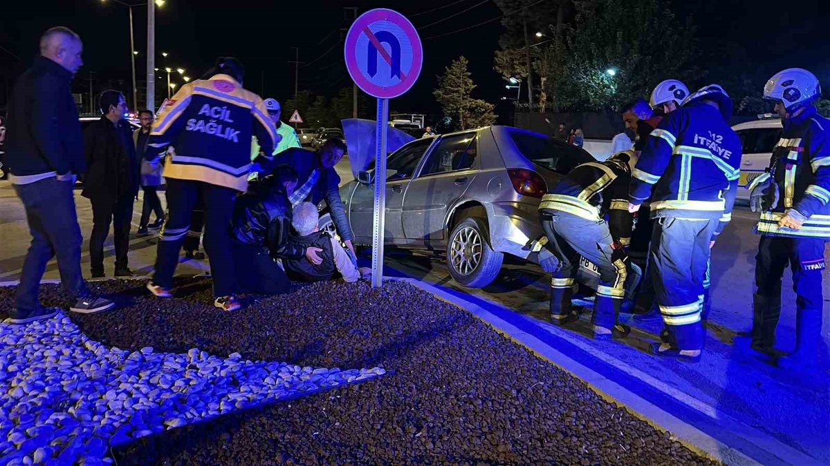 Burdur'da alkollü sürücünün kazasında kırmızı ışık ihlali öne sürüldü, 3 kişi yaralandı