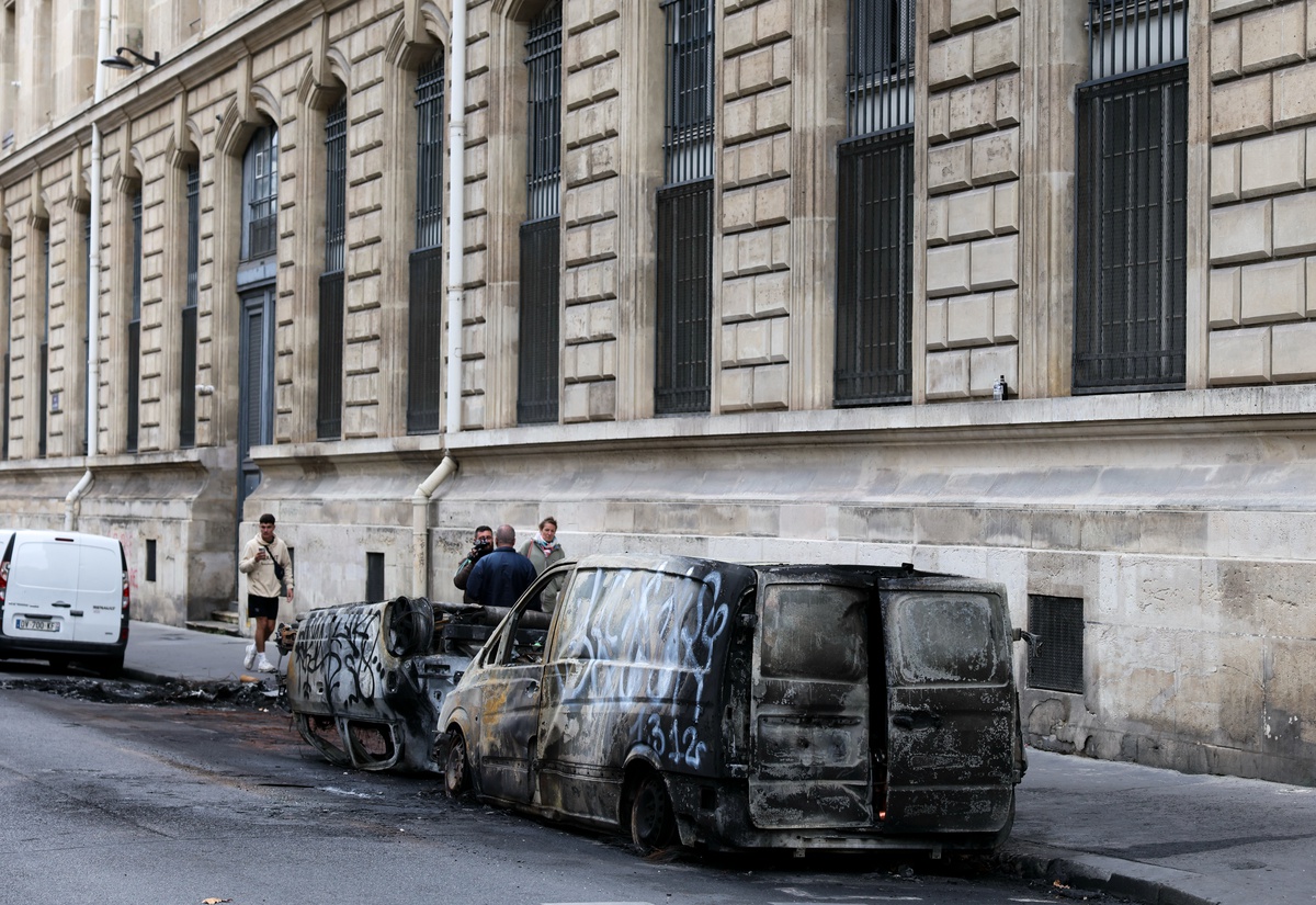 Paris'te protestolar nedeniyle Louvre dahil kültürel mekanlar cumartesi kapalı olacak