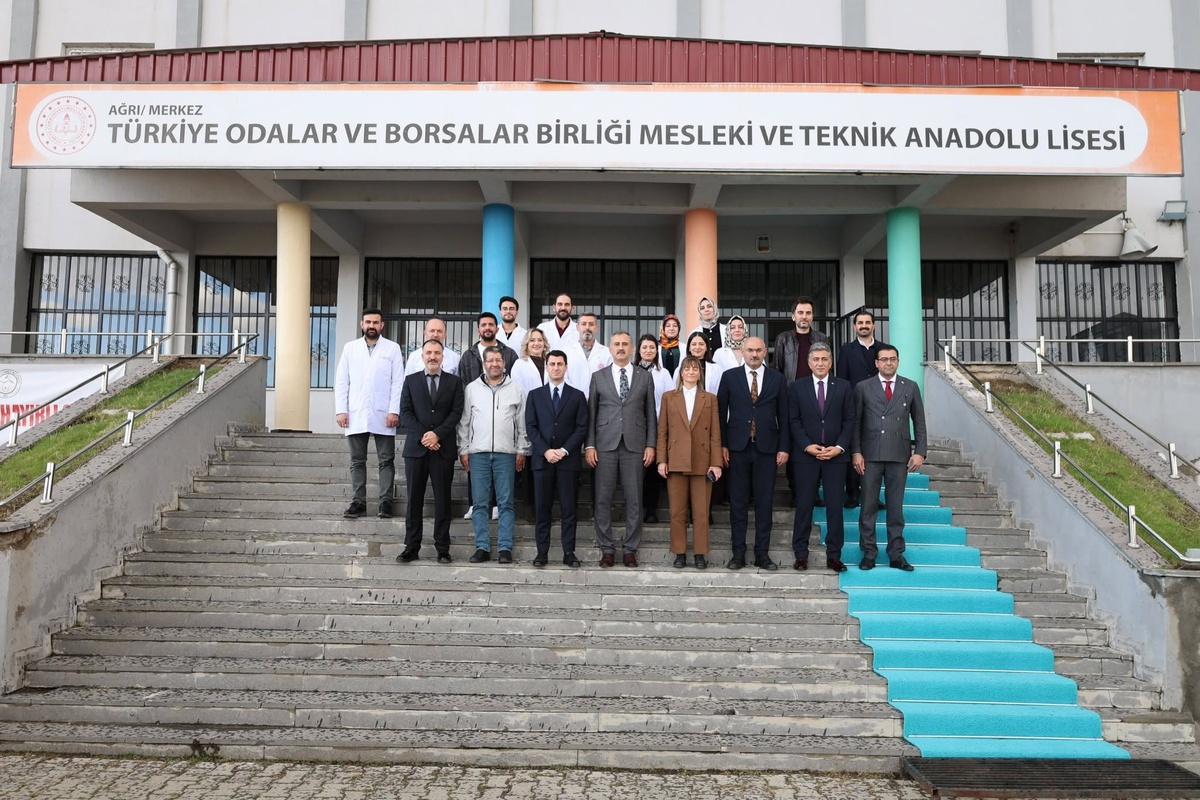 Bakan Yardımcısı Macit ve Vali Bozkurt, Ağrı'da TOBB meslek lisesini inceledi