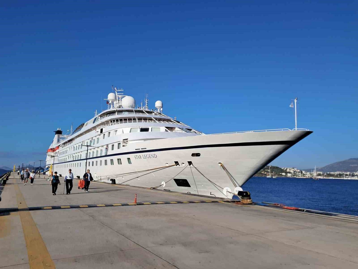 Bahama bayraklı Star Legend 300 yolcusuyla Bodrum'a demir attı
