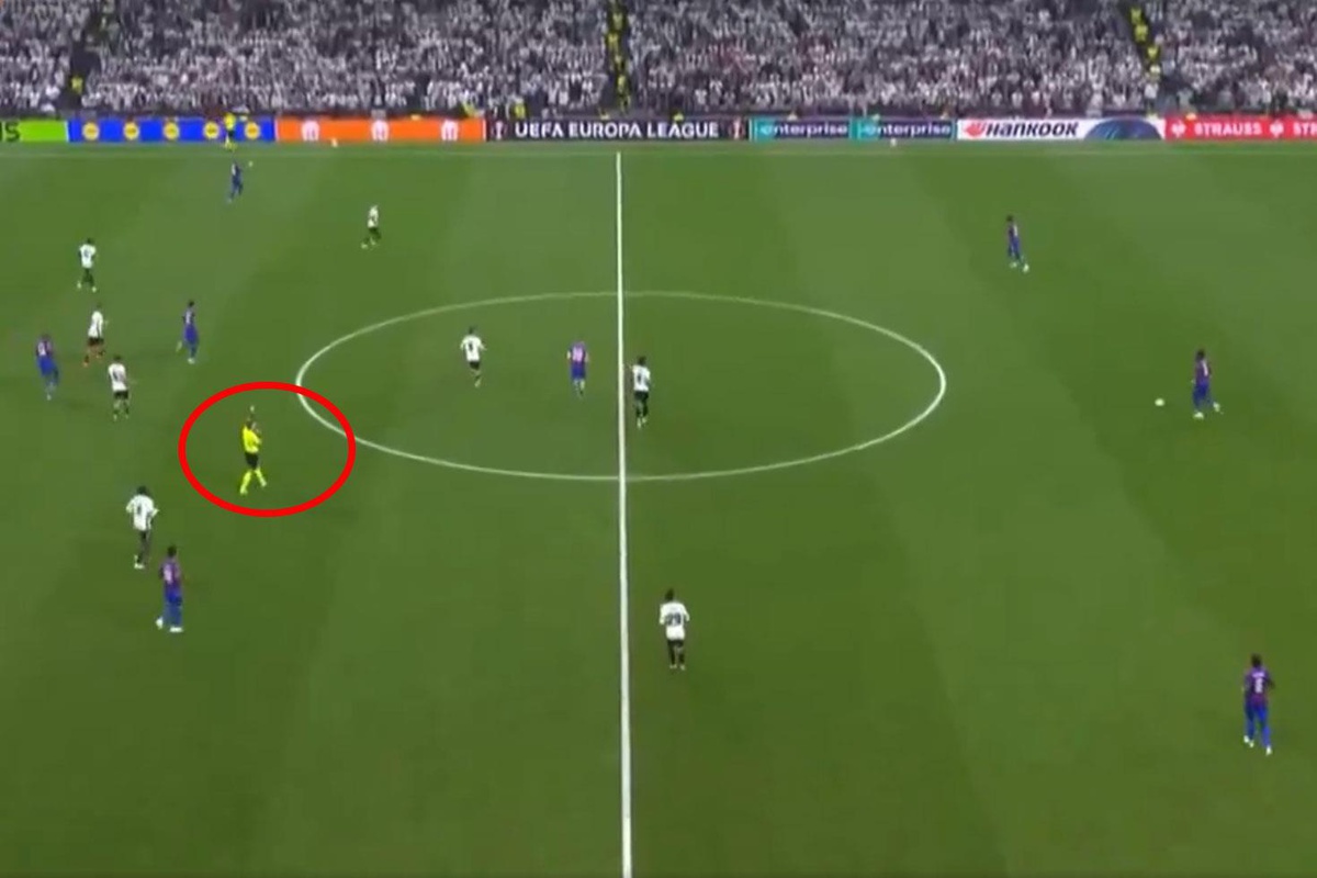 Hakem bile şok oldu! İngilizler dün gece Türk taraftarlarla tanıştı