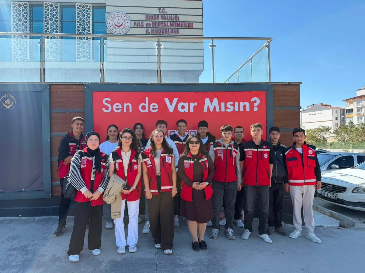 Niğde'de hastanede tedavi gören çocuklara İyilik Var etkinliğinde hediye verildi
