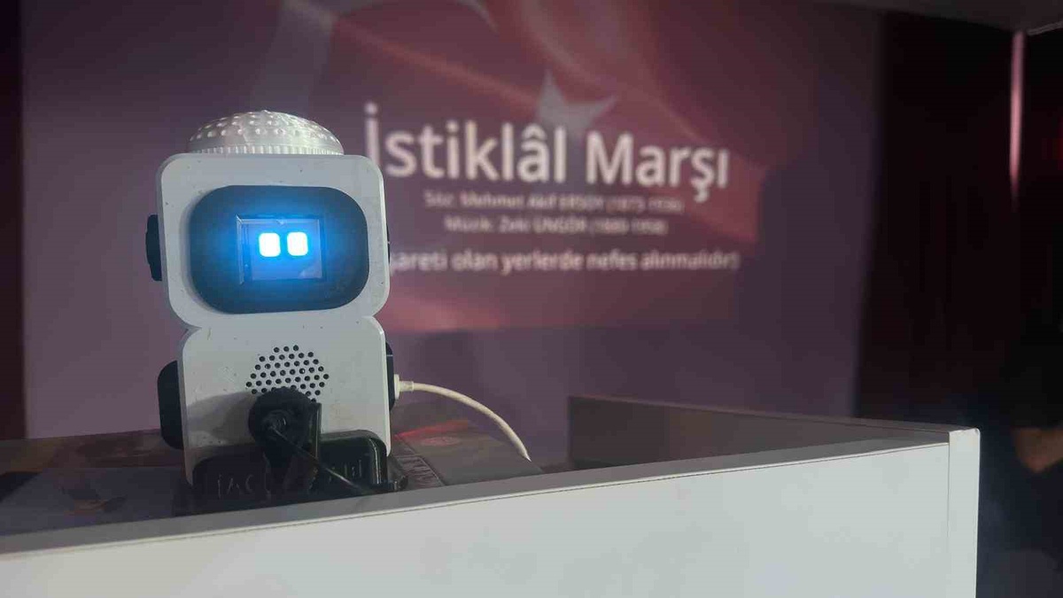 Balıkesir Marmara'da geliştirilen robot Hacı Abi, 75. yıl programını sundu