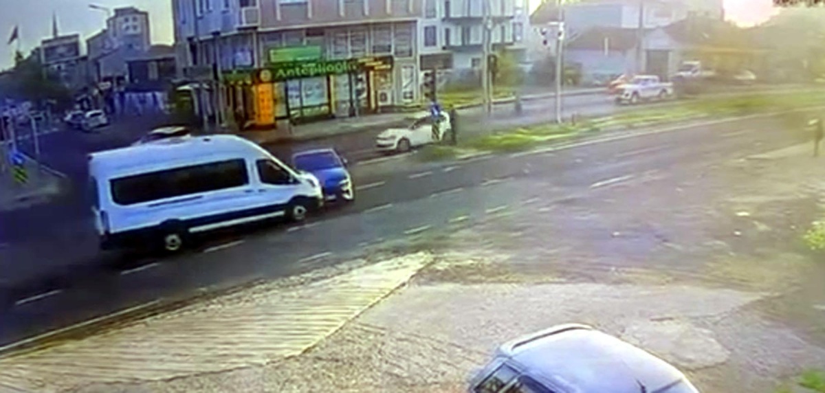 Tekirdağ Ergene'de otomobil ile işçi servisi çarpıştı, 2 kişi yaralandı