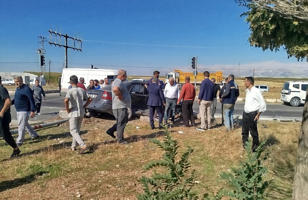 Adıyaman'da iki otomobilin çarpıştığı kazada 3 kişi yaralandı