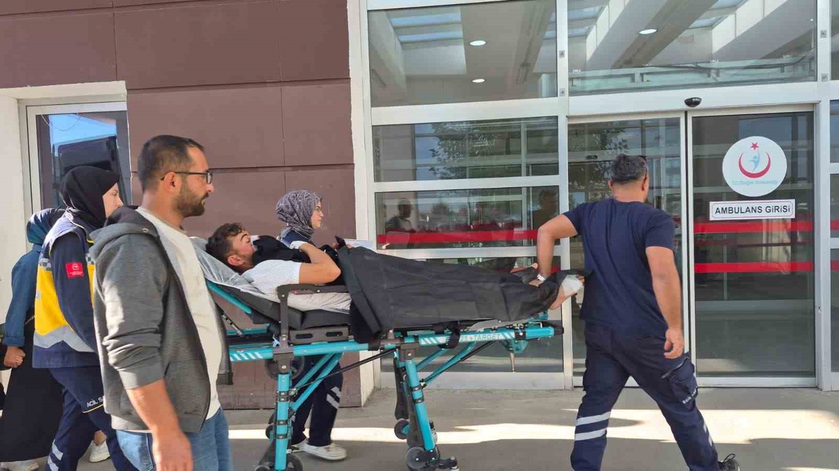 Adıyaman Besni'de motosiklet hafif ticari araca çarptı, 1 kişi yaralandı