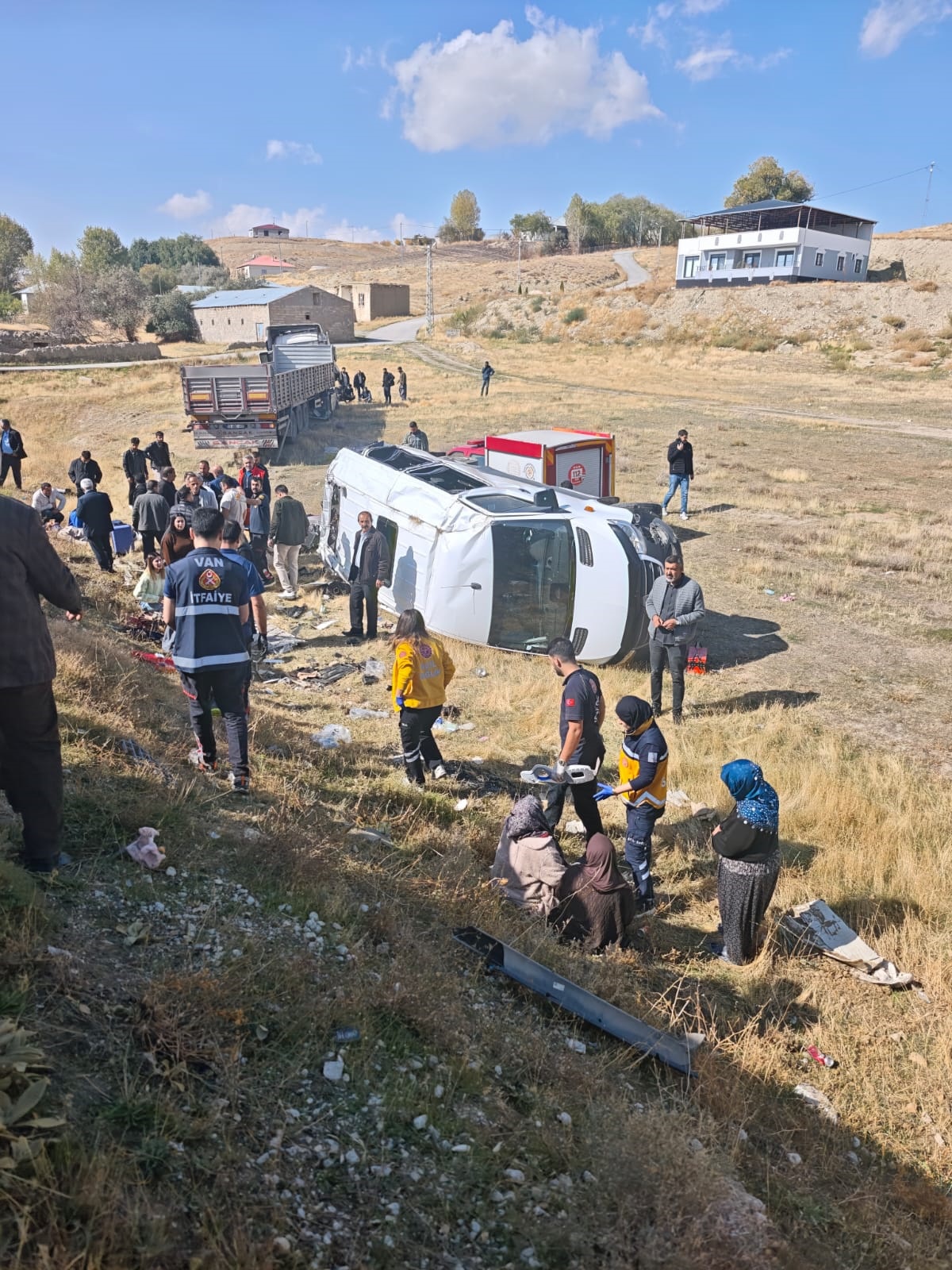 Van Gürpınar'da TIR ile yolcu minibüsü çarpıştı, 1'i ağır, 11 kişi yaralandı