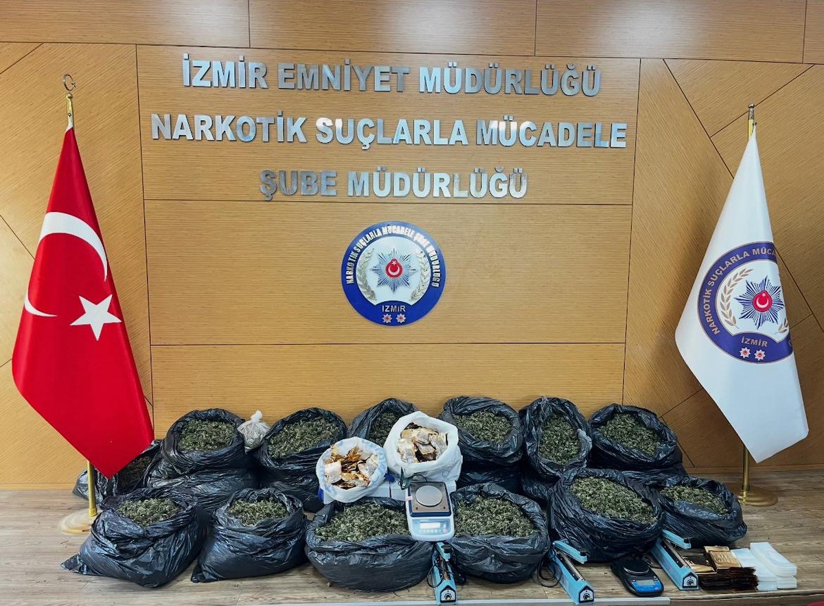 İzmir merkezli 2 ilde uyuşturucu operasyonunda 12 şüpheli gözaltına alındı