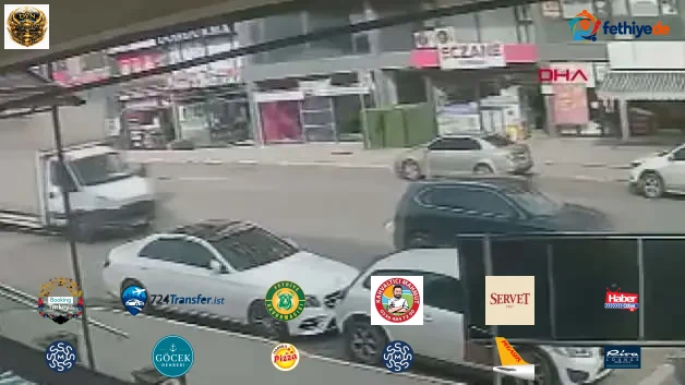 Pendik'te hafriyat kamyonunun eczaneye girdiği anlar kamerada!