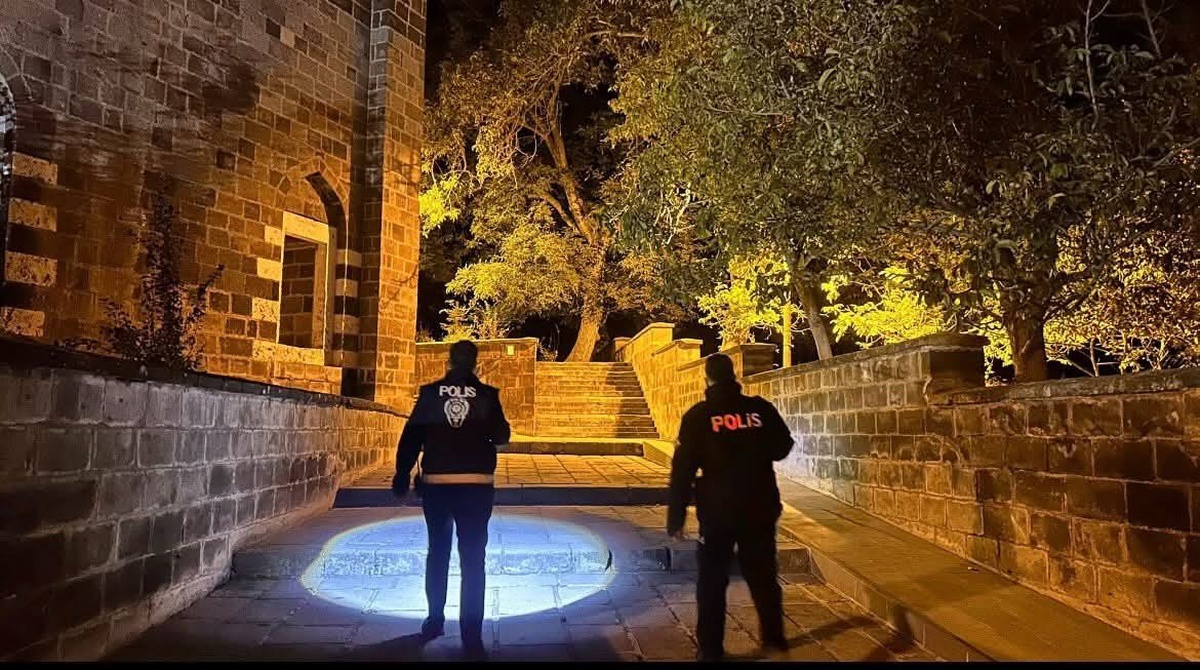 Bitlis Ahlat'ta kolluk kuvvetleri okul çevresi ve narkotik denetimlerini sürdürüyor