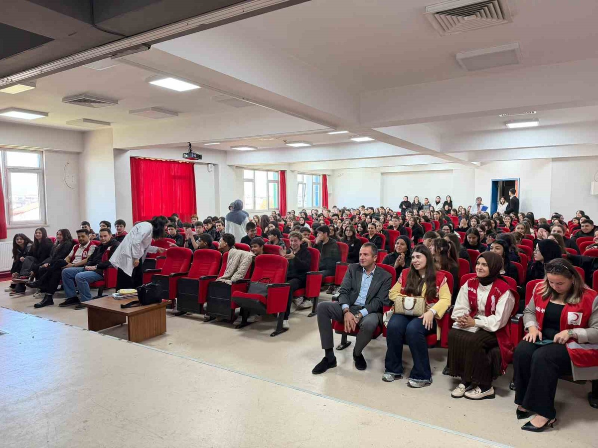 Düzce İbn-i Sina Lisesi'nde öğrencilere Kızılay ve ilk yardım eğitimi verildi