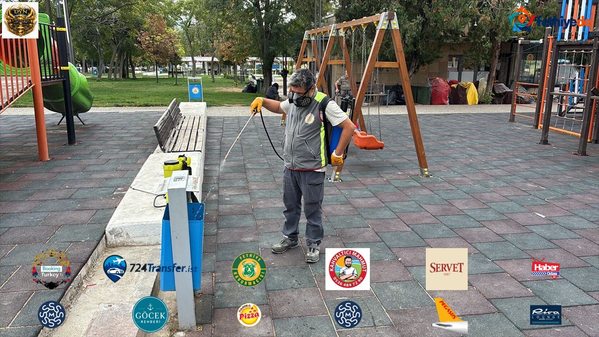 Kırıkkale Belediyesi kent merkezinde sivrisinek larvalarına karşı ilaçlama yapıyor