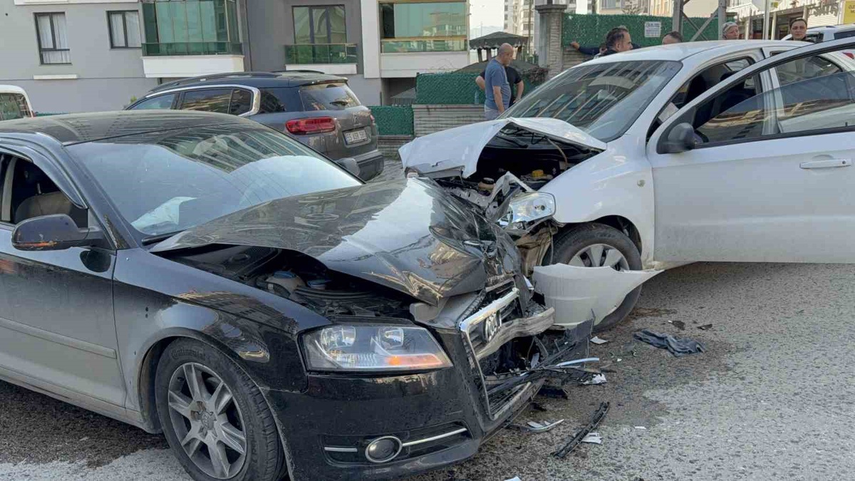 Samsun'da iki otomobil çarpıştı, 6 yaşındaki çocuk dahil 3 kişi yaralandı