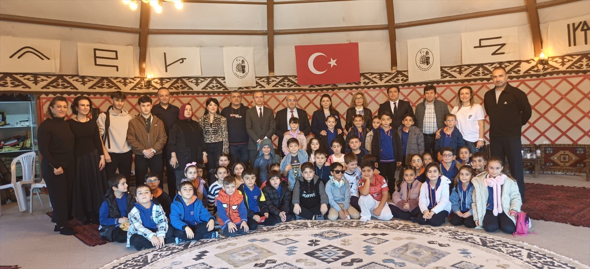 Çorum'da düzenlenen Masal Şenliği'nde çocuklara masal okundu, türküler söylendi