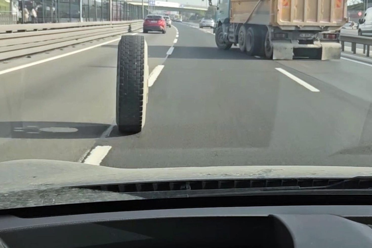İstanbul Cevizlibağ'da kamyonun iki lastiği peş peşe yerinden çıktı