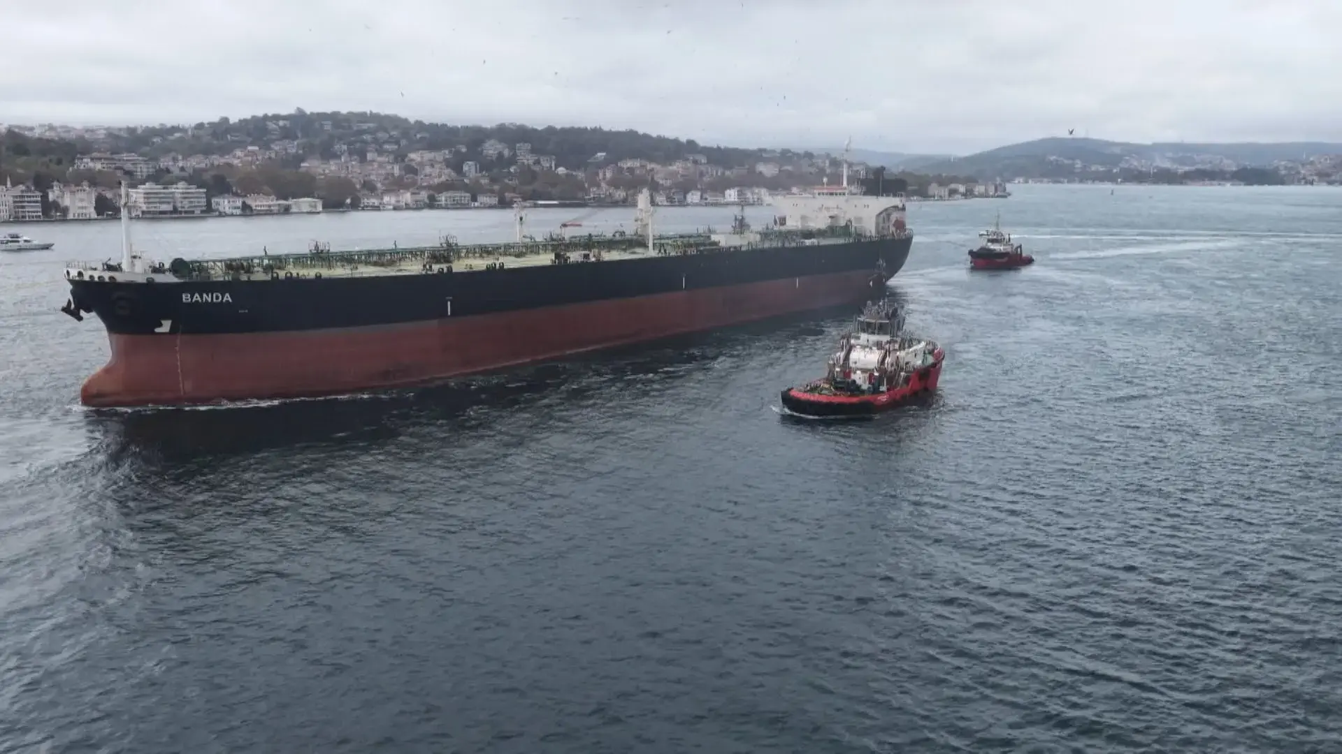 Sarıyer açıklarında karaya oturan 238 metrelik 'BANDA' İstanbul Boğazı'ndan geçirildi