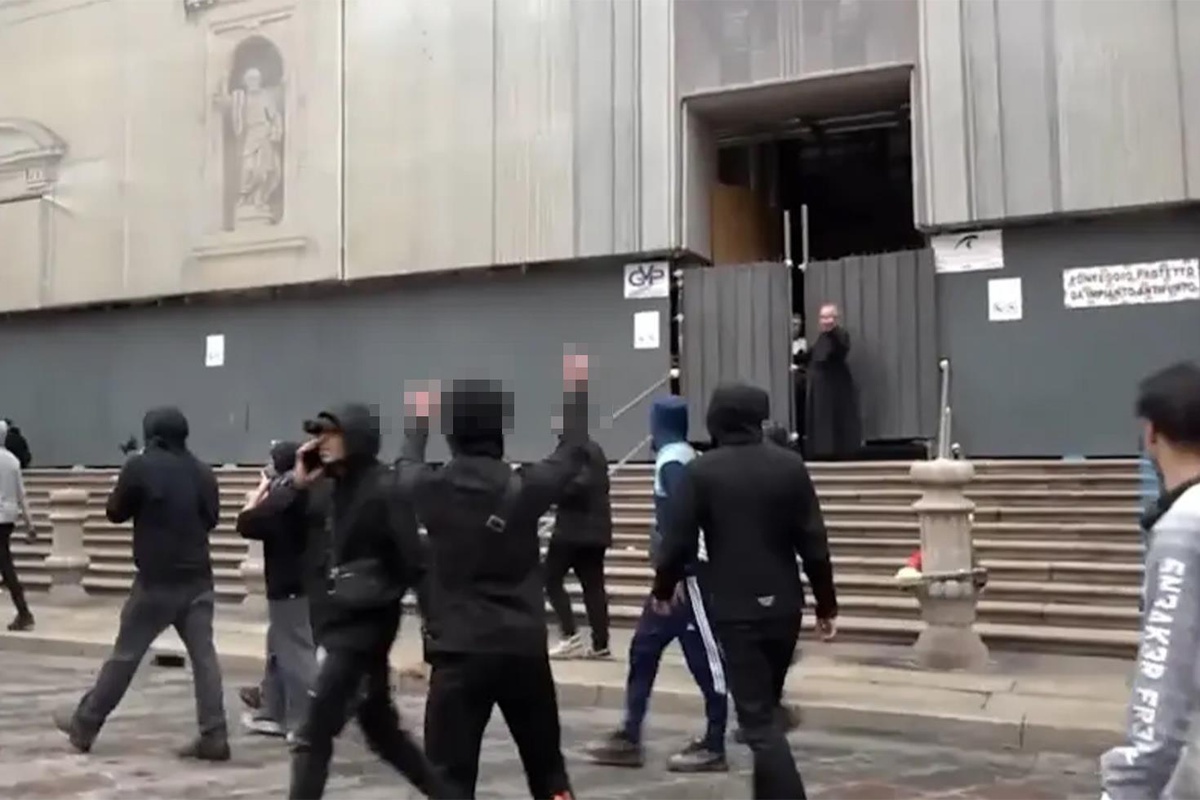 Turistleri kiliseye alan rahip eylemcilere hareket çekti!