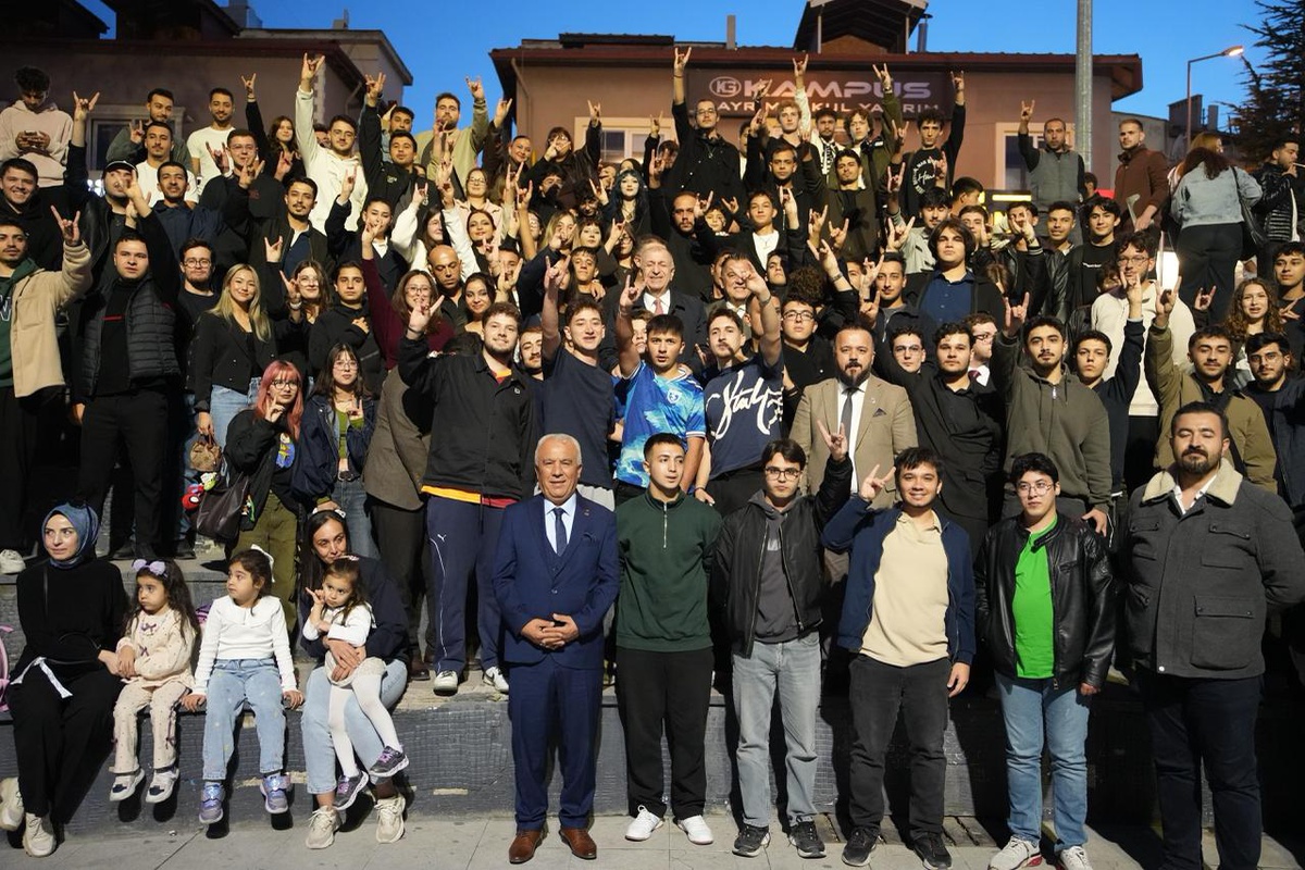 Zafer Partisi Genel Başkanı Özdağ, Denizli'de esnafla görüşüp gençleri dinledi